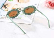 Load image into Gallery viewer, Retro Daisy Flower Sunglasses
