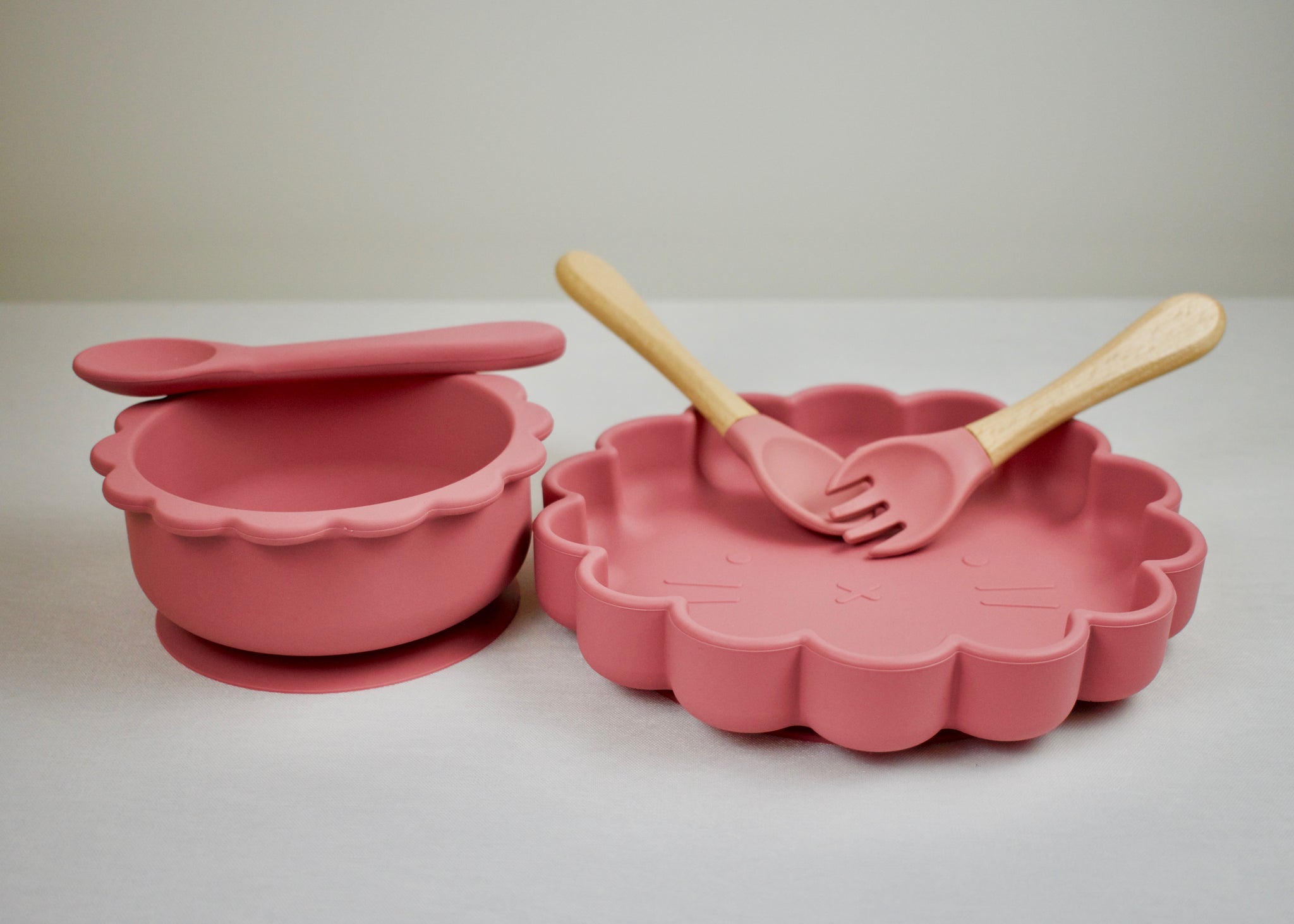 https://www.frostybabyboutique.com/cdn/shop/products/LionPlateandBowlSet01-rescaled_1024x1024@2x.jpg?v=1660241335